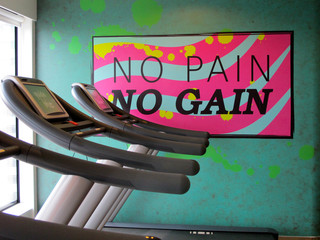 Detail Laufbänder Fitnessstudio Kreuzfahrtschiff mit Wandtattoo No Pain No Gain