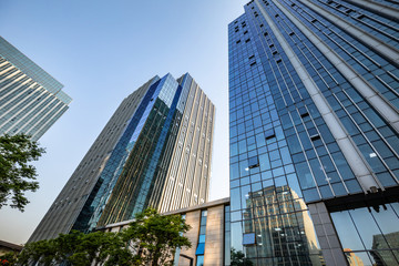 Obraz premium Low angle shot of modern glass building