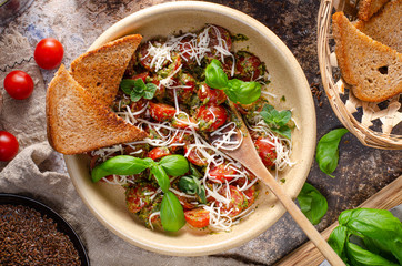 Tomato pesto salad with cheese