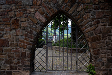blick auf ein gatter auf dem burg vorplatz in bingen am rhein hessen deutschland fotografiert...