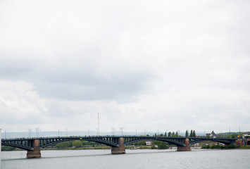 Fototapeta premium blick auf die landschaft am rhein in mainz deutschland fotografiert während einer sightseeing tour an einem sonnigen bewölkten tag
