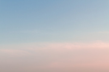 Obraz premium Beautiful sunset sky with feathery pink clouds in spring