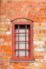 Alte Fenster mit Backsteinhauswand