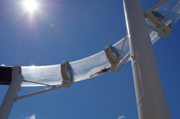 Teen rutscht in Wasserrutsche auf Kreuzfahrtschiff mit Sonne