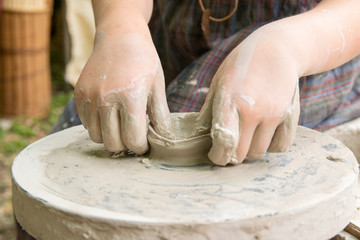 Koło garncarskie. Naczynie z gliny. © shake_pl