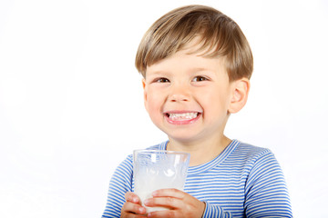 Ein dreijähriger Junge trinkt ein Glas Milch