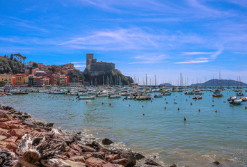 Fototapeta premium Beautiful view to the poet´s bay of Lerici, a nice historic town in northern tuscany, italy. Travel photo of the seaside with boats, buildings and the famous castle in the background.