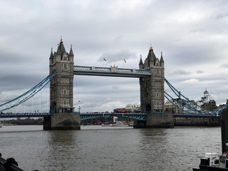 Fototapeta na wymiar Tower Bridge vu de Face
