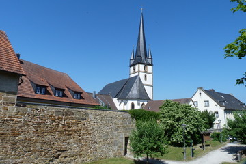 Fototapeta na wymiar Stadtmauer und Kirche St. Kilian in Bad Staffelstein