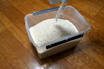 お米を密閉容器で新鮮保存