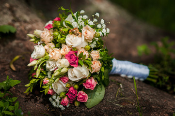 Gold wedding rings on the bouquet of flowers