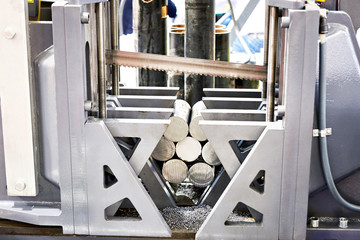 Automatic band saw with steel workpieces