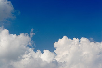 Fototapeta na wymiar 綺麗な青空と雲