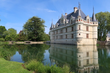Fototapeta na wymiar Châteaux de la Loire, château d’Azay-le-Rideau se reflétant dans le lac du parc (France)