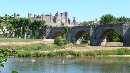 Carcassonne, vue sur la cité et le Pont Vieux sur l'Aude (France)