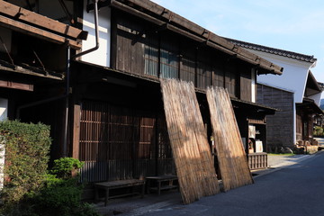 Fototapeta na wymiar よしずを立てかけた日本の古い木造家屋