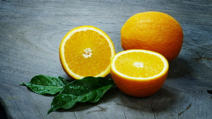 The sliced oranges and fruits are grouped into groups.