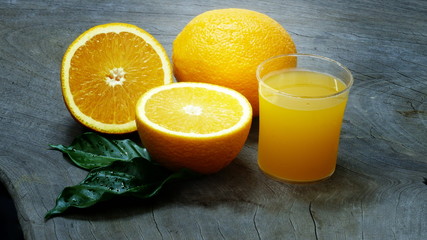 The sliced oranges and fruits are grouped into groups.