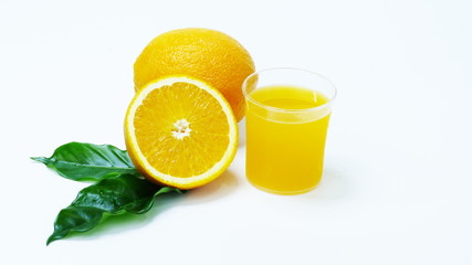The sliced oranges and fruits are grouped into groups.