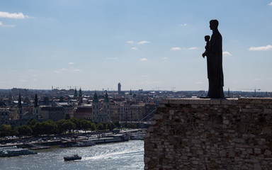 Statua domina Budapest dall'alto - Budapest