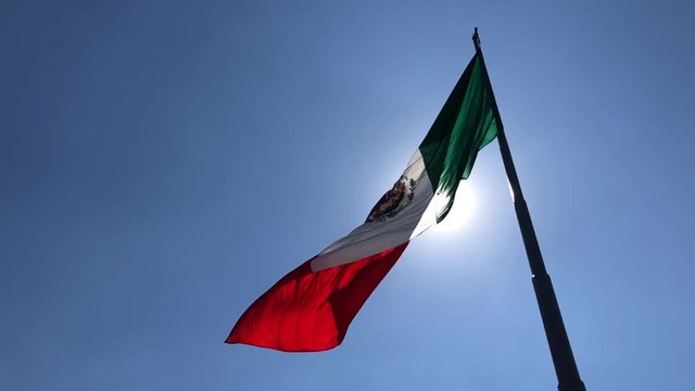 Bandera de M&eacute;xico en el Z&oacute;calo de la Ciudad de M&eacute;xico slow motion, c&aacute;mara lenta full HD