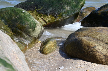 Fototapeta na wymiar long island north shore rocks on the beach