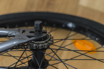 Detailaufnahme BMX Rad schwarz metallic