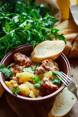 chicken with potatoes and herbs with tomato sauce