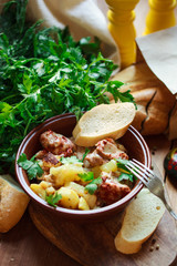 chicken with potatoes and herbs with tomato sauce