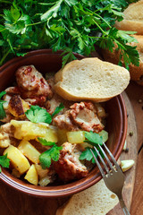 chicken with potatoes and herbs with tomato sauce