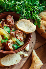 chicken with potatoes and herbs with tomato sauce