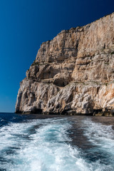 Naklejka premium cliff in sea. boat picture