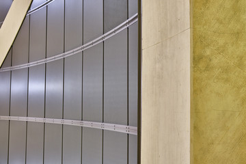 Obraz premium Geometrisch, Technik, Architektur, abstrakte Strukturen und formen, einer Dachkonstruktion in der U-Bahn. Nahaufnahme, Innenaufnahme U-Bahn.