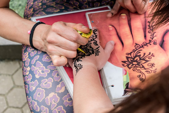 Henna tattoo drawing in process.