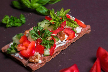 ein Knäckebrot mit Gemüse belegt, 