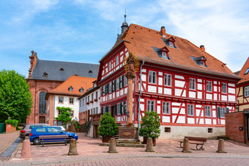 Kirche St. Gangolf, Marktplatz und Mariensäule, Amorbach, Odenwald