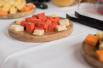 Buffet de quesos variados servidos en una boda en Valencia, España