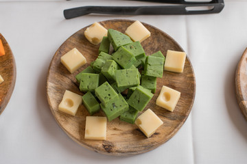 Buffet de quesos variados servidos en una boda en Valencia, España
