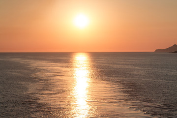 Sonnenaufgang von einem Schiff aus