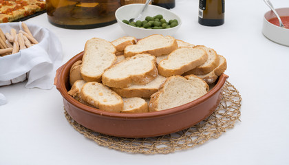 Pan blanco cortado en rebanadas