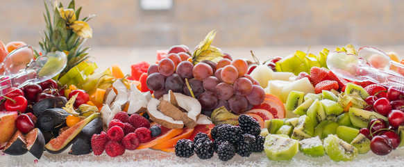 Buffet de frutas variadas servidas en una boda en Valencia, España
