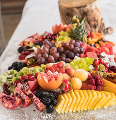 Buffet de frutas variadas servido en una boda en Valencia, España