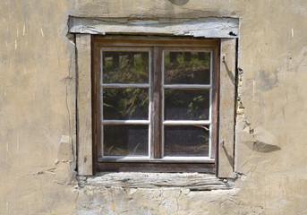 Fototapeta na wymiar Altes Fenster mit Spiegelbild