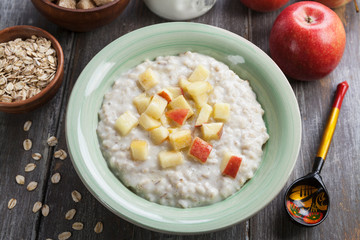 Oatmeal with caramelized apples