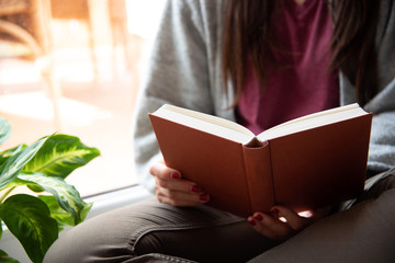 Obraz premium Frau ließt ein Buch