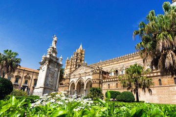Obraz premium Palermo Cathedral Surrounded by Trees and Garden in Palermo, Italy