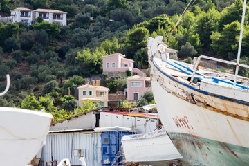 Blick vom alten Hafen Skiathos auf mehrere Ferienhäuser