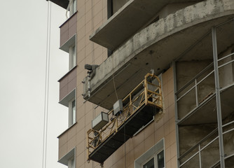Male builder mounts a balcony fence
