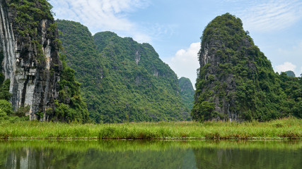 Fototapeta na wymiar River and karst mountains in Trang An, Ninh Binh, Vietnam.