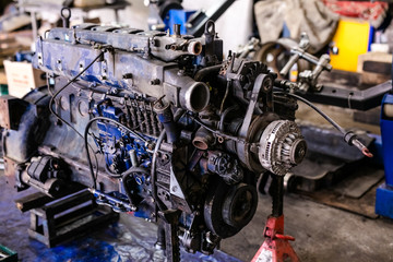 Obraz na płótnie Canvas Mechanic opened the locking valve mechanism. Disassemble engine block vehicle. Old motor capital repair. Car service concept